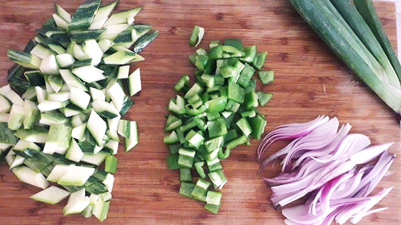 peperone verde, cipollotto e zucchine a cubetti