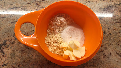 Preparare il crumble alla farina di ceci e mandorle