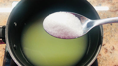 Preparare la gelée mela menta e gin con i mirtilli freschi