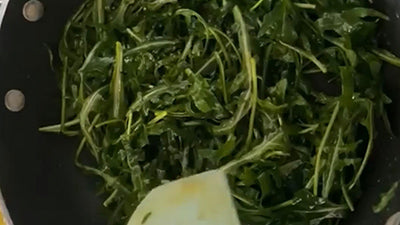 Gestreifte Röhren mit Safran und Rucola