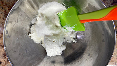 Preparare la crema alla ricotta e limoncello