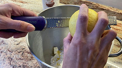 Preparare la frolla di farro al limone