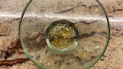 Preparare la gelée al mango e passion fruit. 