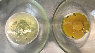 Trennen Sie das Eiweiß vom Eigelb.