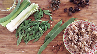 Lavare la verdura, tagliare le taccole