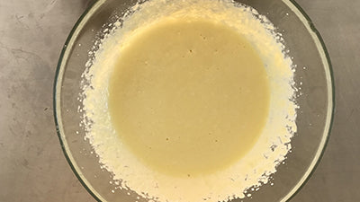 Gieße das Mehl in eine große Schüssel