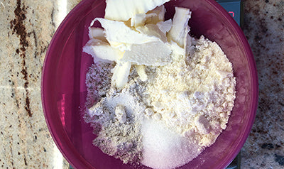 Preparare il crumble di avena e mandorle