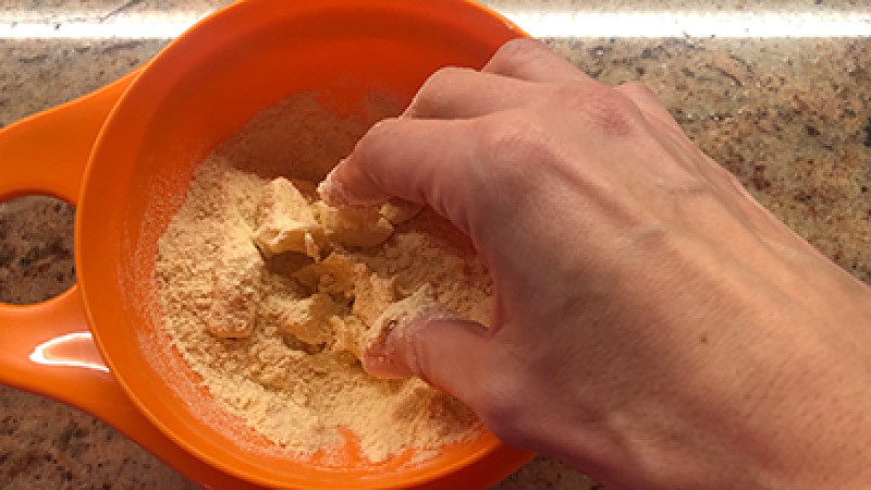 Preparare il crumble alla farina di ceci e mandorle