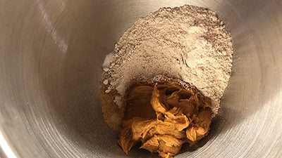 Preparare la frolla al caramello e farina d’avena