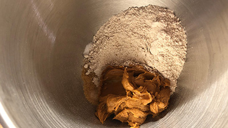 Preparare la frolla al caramello e farina d’avena