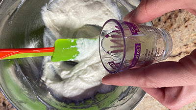 Preparare la crema alla ricotta e limoncello