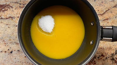 Preparare la gelée al mango e passion fruit. 