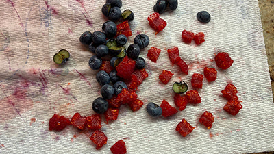 Preparare la gelée ai frutti rossi.