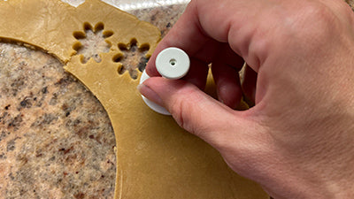 Cuocere la frolla di farro al limone