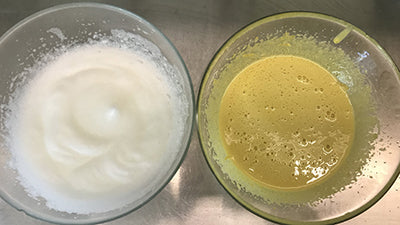 Schlagen Sie das Eiweiß steif.