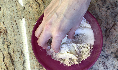 Preparare il crumble di avena e mandorle