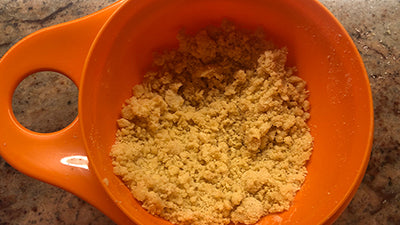 Preparare il crumble alla farina di ceci e mandorle