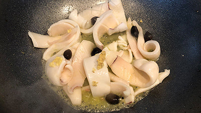 Tagliare le zucchine e calamari