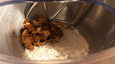 Preparare la frolla al caramello e farina d’avena