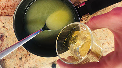 Preparare la gelée mela menta e gin con i mirtilli freschi