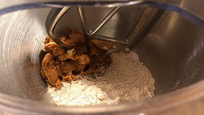 Preparare la frolla al caramello e farina d’avena