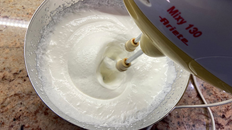 Preparare la crema alla ricotta e limoncello
