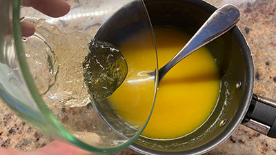 Preparare la gelée al mango e passion fruit. 