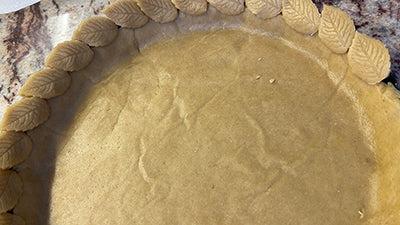 Cuocere la frolla al farro e limone.