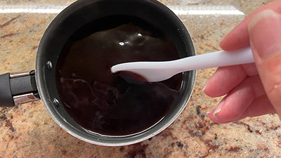 Preparare la gelée ai frutti rossi.