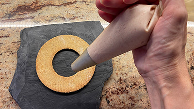 Preparare la crema di ricotta ed assemblare la cream tart salata