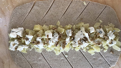 Den Teig diagonal einschneiden.