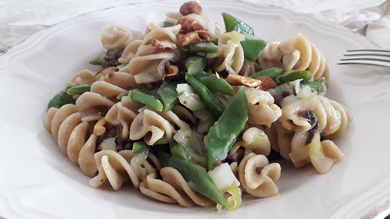 Servire con granella di mandorle tostate