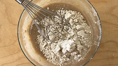 Dinkelmehl hinzufügen