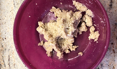 Preparare il crumble di avena e mandorle