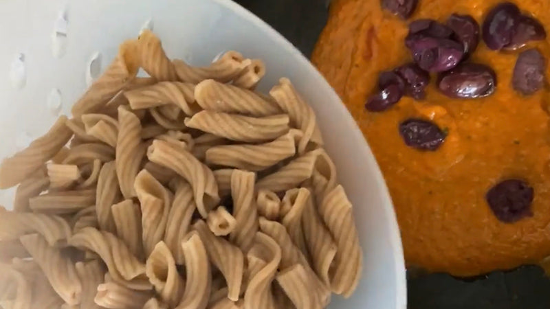 Vollkornnudeln mit Paprikacreme und Ricotta