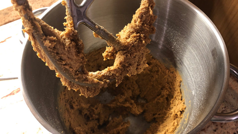 Preparare la frolla al caramello e farina d’avena