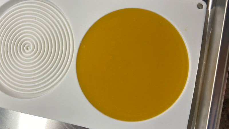 Preparare la gelée al mango e passion fruit. 