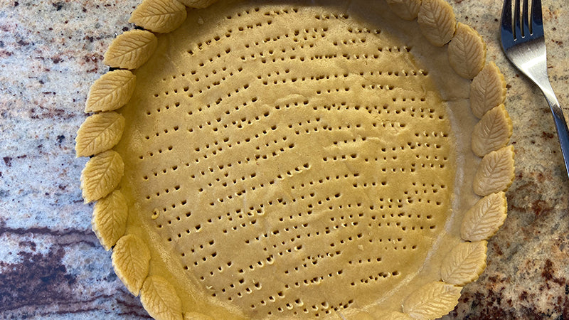 Cuocere la frolla al farro e limone.