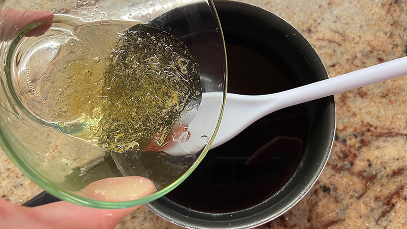 Preparare la gelée ai frutti rossi.