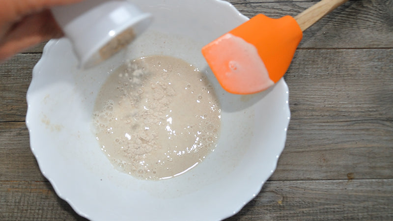 Aggiungi malto, succo di limone, scorza di limone, semi di papavero