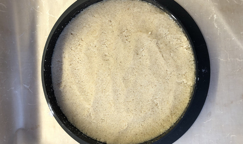 Preparare il crumble di avena e mandorle