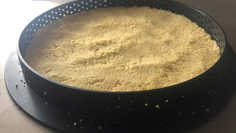 Preparare il crumble alla farina di ceci e mandorle