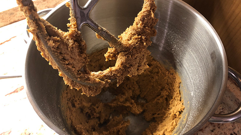 Preparare la frolla al caramello e farina d’avena