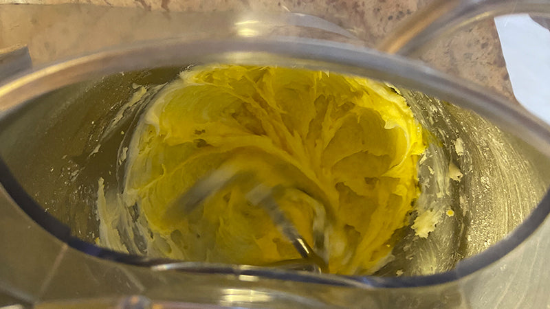 Preparare la frolla di farro al limone.