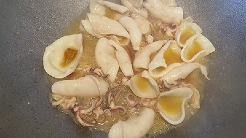 Pasta Chitarra con calamari e gamberi