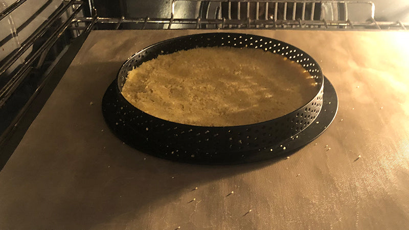 Preparare il crumble alla farina di ceci e mandorle