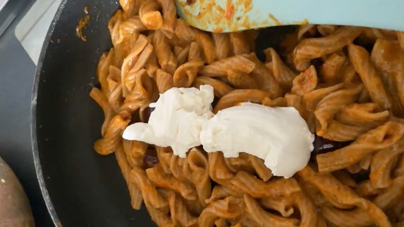 Vollkornnudeln mit Paprikacreme und Ricotta