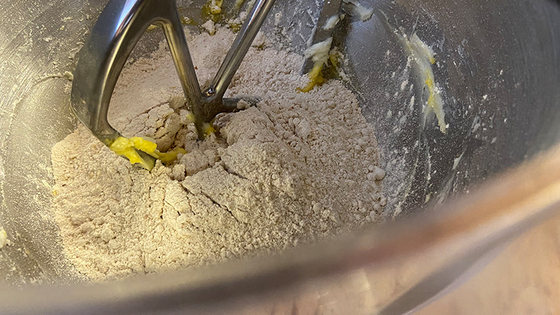 Preparare la frolla di farro al limone.