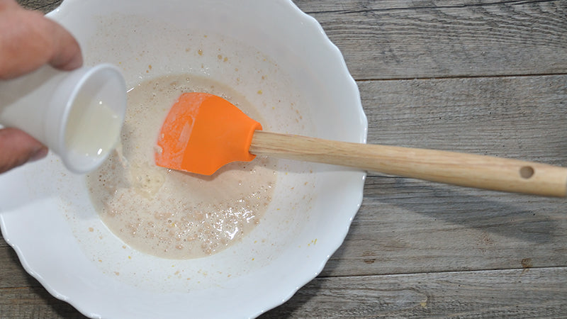 Aggiungi malto, succo di limone, scorza di limone, semi di papavero