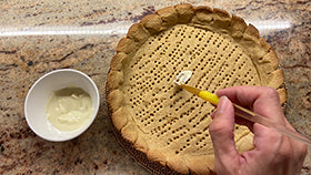 Cuocere la frolla al farro e limone.